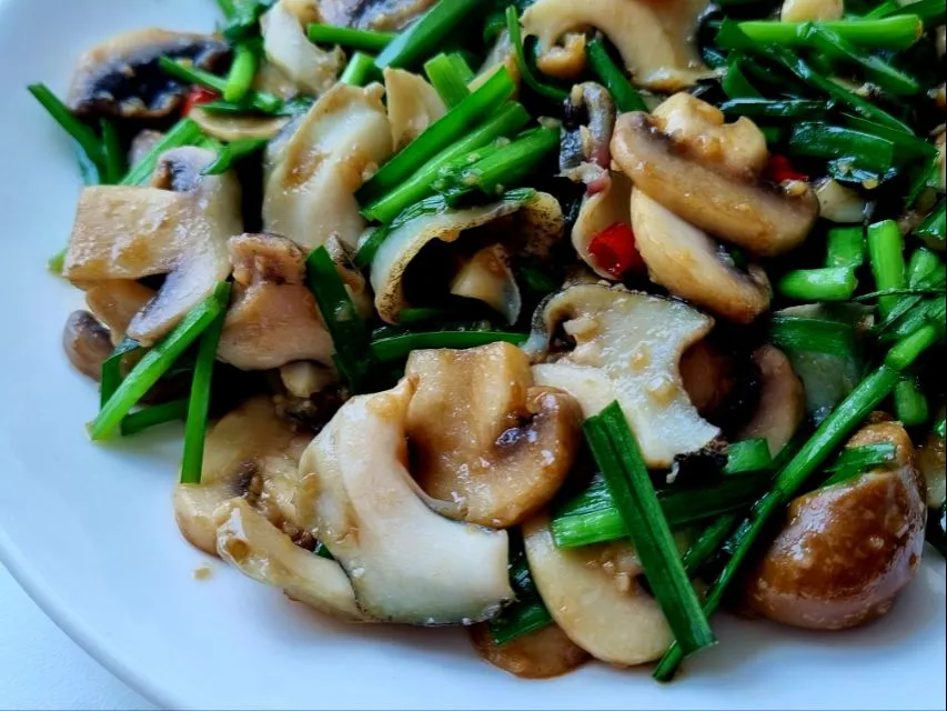 saute oyster snails with chives|steven z.y.さん