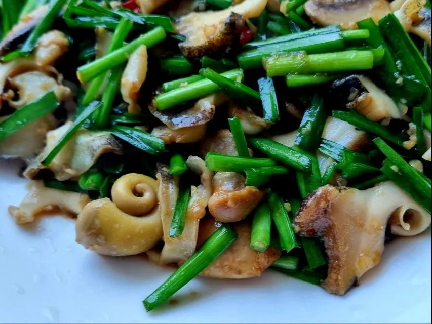 saute oyster snails with chives|steven z.y.さん