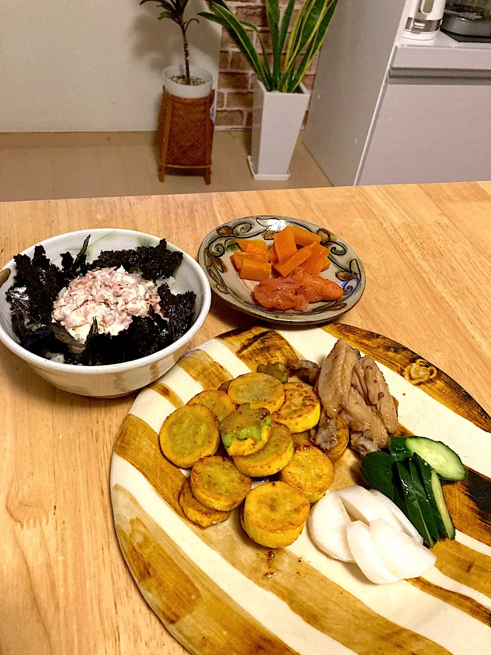 甘酒いりツナマヨ丼💕明太子と味噌漬け大根💕ズッキーニのバター醤油ソテー💕鶏手羽中の甘酒黒酢煮💕自家製ぬか漬け２種|さくたえさん