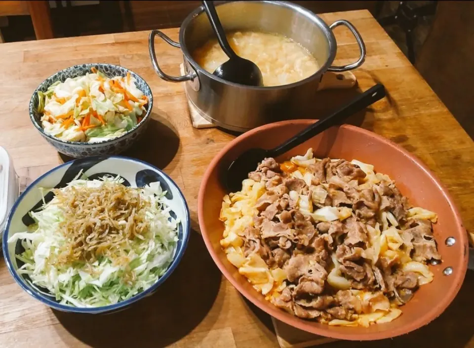 晩ごはん！
🔺豚肉とキャベツの自家製辛味噌炒め
🔺キャベツと油揚げの味噌汁
🔺キャベツの浅漬け
🔺キャベツとしらすのサラダ
でっかいキャベツが激安だったのでキャベツづくしの夕飯〜😂

#おうちごはん
#お腹ぺコリン部 
#料理記録
#料理好きと繋がりたい 
#キャベツ
#晩ごはん
#夕飯|puniさん