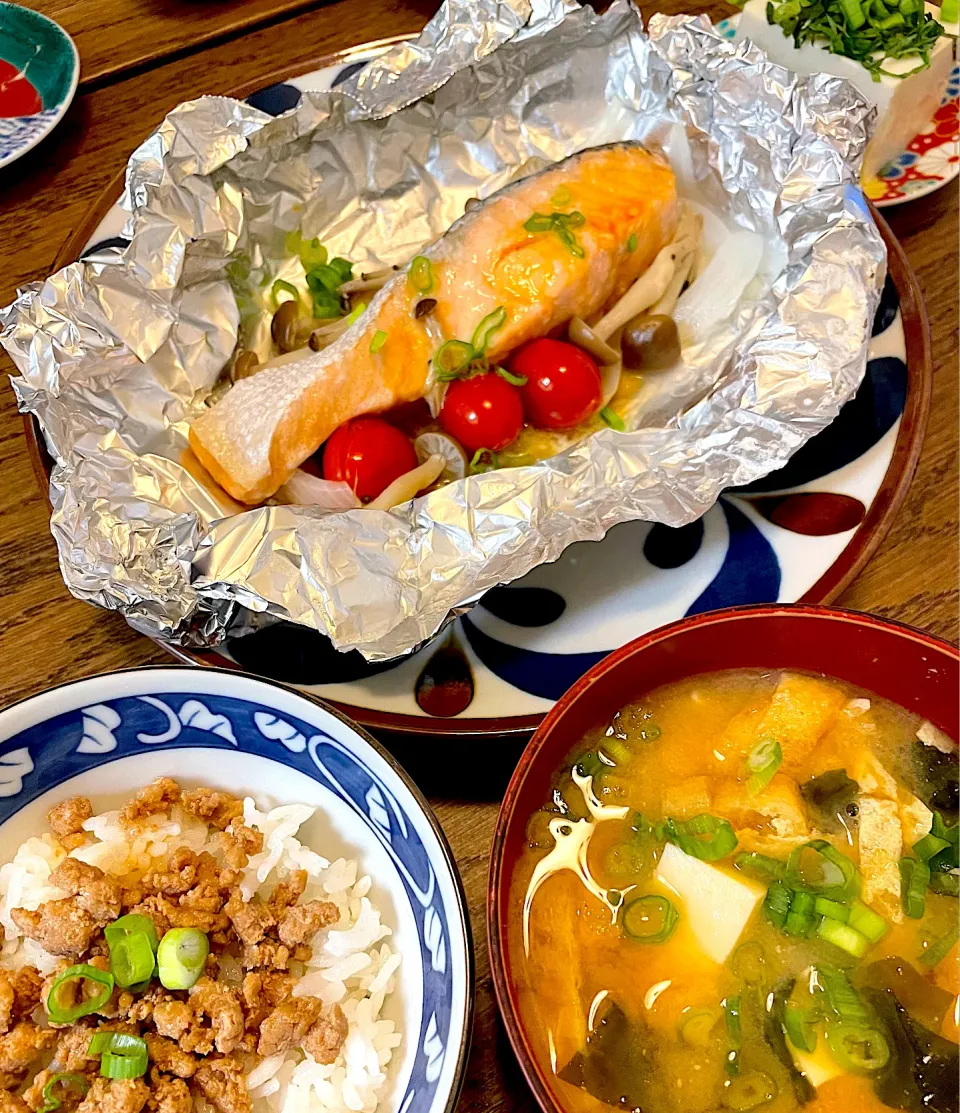 サーモンホイル焼き、そぼろご飯|Masamiさん