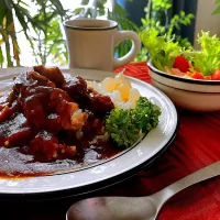 柔らかく仕上げた🥩牛スネ肉ゴロゴロの🍛欧風カレー