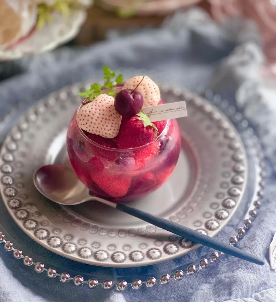 Snapdishの料理写真:いちごとアメチェのゼリー🍓🍒✨|lily_lily821さん