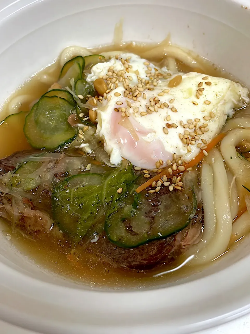 胡瓜と野菜サラダと牛ハラミ肉と卵と納豆‼️ を入れたうどん、創味のツユ味で♫wwww|Yoshihiro Andoさん