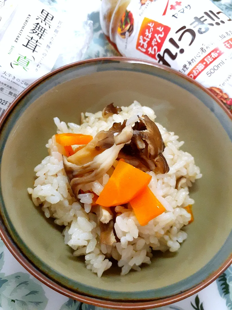 🔷🍄黒舞茸と🥕新にんじんの炊き込みご飯🍚🔷|@きなこさん