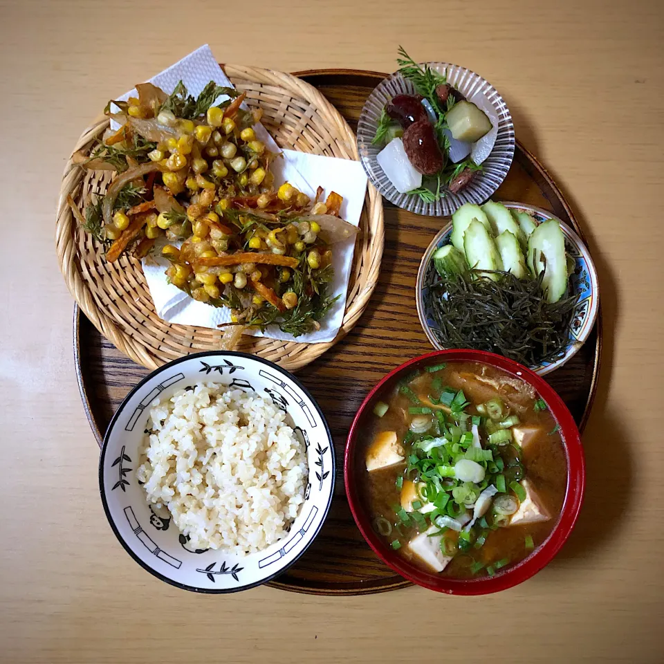 #vegan 
とうもろこし、にんじんの葉、にんじん、玉ねぎのかき揚げ|makiko_aさん