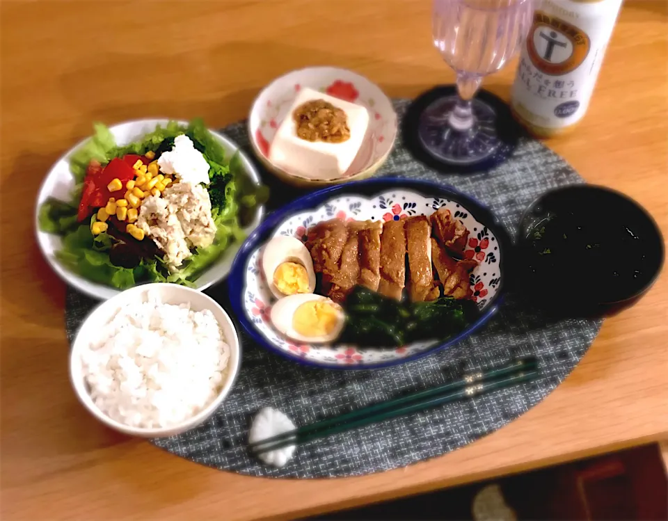 Snapdishの料理写真:鶏肉煮物　煮卵　ほうれん草　サラダ　ねぎ味噌冷奴　もずくスープ|nana 🍅さん