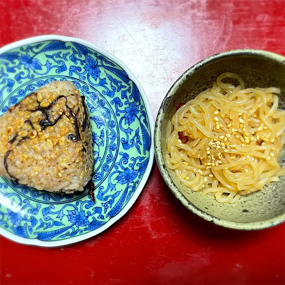 焼きおにぎり🍙と糸こんキンピラ|lakiさん