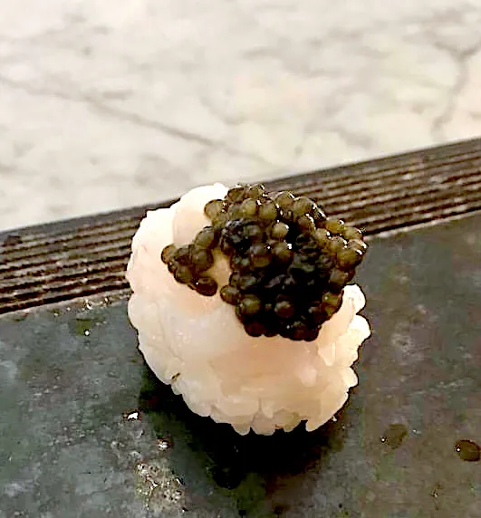 scallop nigiri topped with caviar|gonbenさん