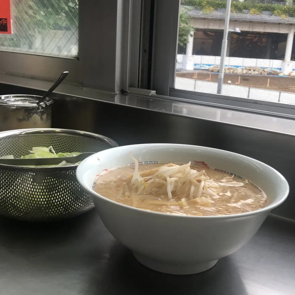 Snapdishの料理写真:今日の　＃朝ラー　今日も　＃夜勤明け　今日、薄曇り　でも　＃ラーメン　喰って頑張るよ　＃ホープ軒|Hajime Sakaiさん