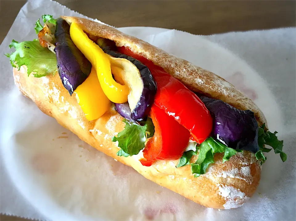 塩チキンと夏野菜のチャパタ  トースターで炙って食べました|リフルシャッフルさん