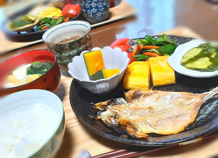 休日の朝ごはん🌧️

　🔸鯵開き
　🔸南瓜煮物
　🔸だし巻き
　🔸ピーマン炒め
　🔸トマト
　🔸きゅうり糠漬け
　🔸豆腐ワカメ味噌汁|びせんさん