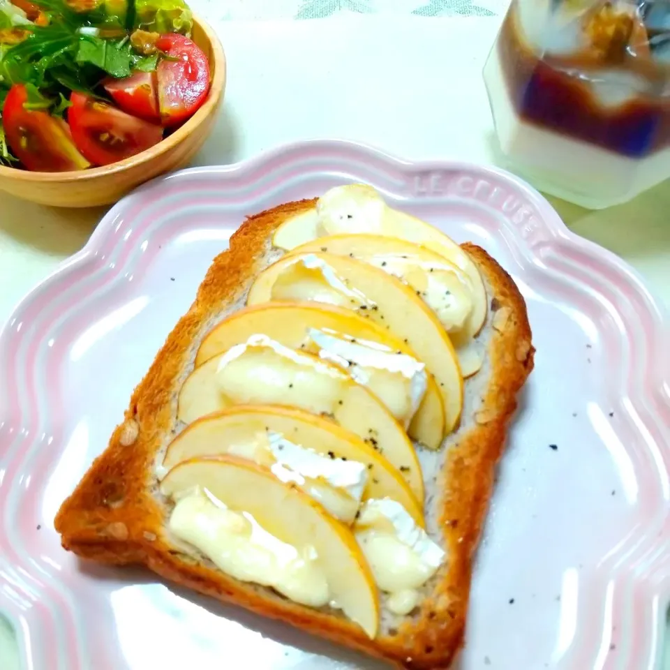 りんごとカマンベールのトースト🍞くるみブレッド|うたかた。さん