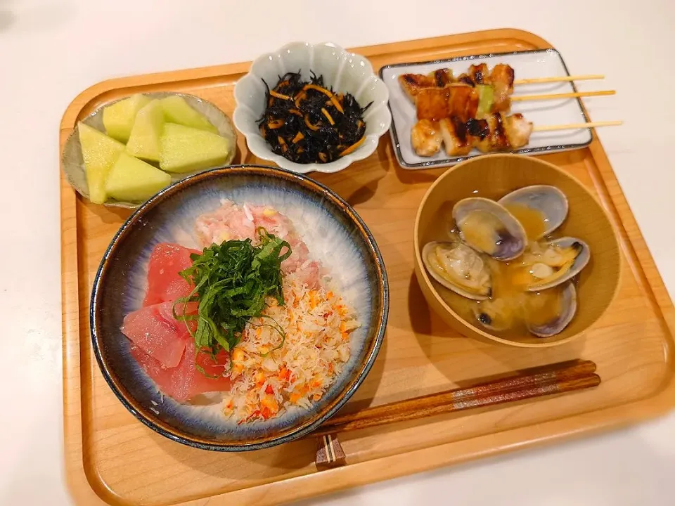 三色丼(まぐろ、ネギトロ、蟹)、あさりの味噌汁、焼き鳥、ひじき煮、メロン|sorsmdさん