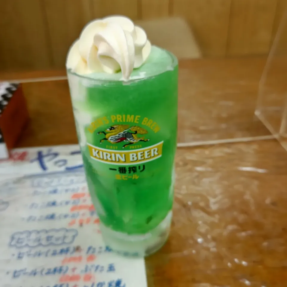 ジョッキで飲むメロンクリームソーダ🥤|ふじわらたくやさん