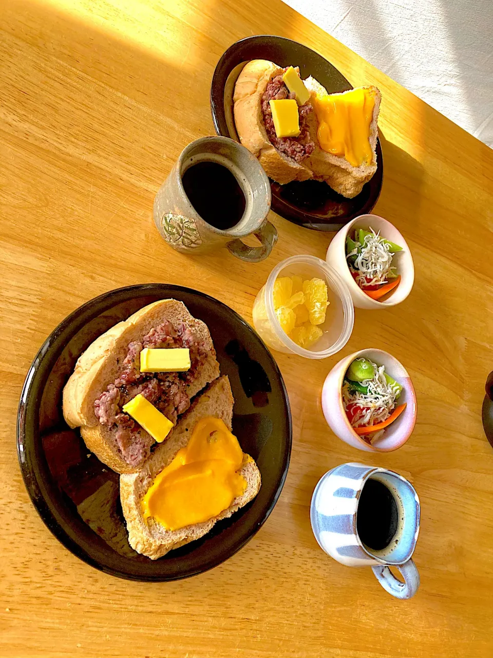 Snapdishの料理写真:朝焼き胡桃食パン🍞レモンカード、醗酵あんバターで((´艸｀*))|さくたえさん