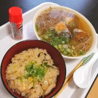 Snapdishの料理写真:炊き込みご飯+そば🍚