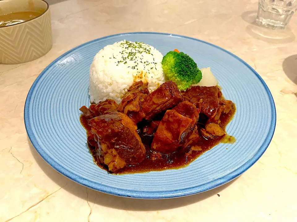 Snapdishの料理写真:Rice with Japanese stupid beef stew in red wine sauce|skyblueさん