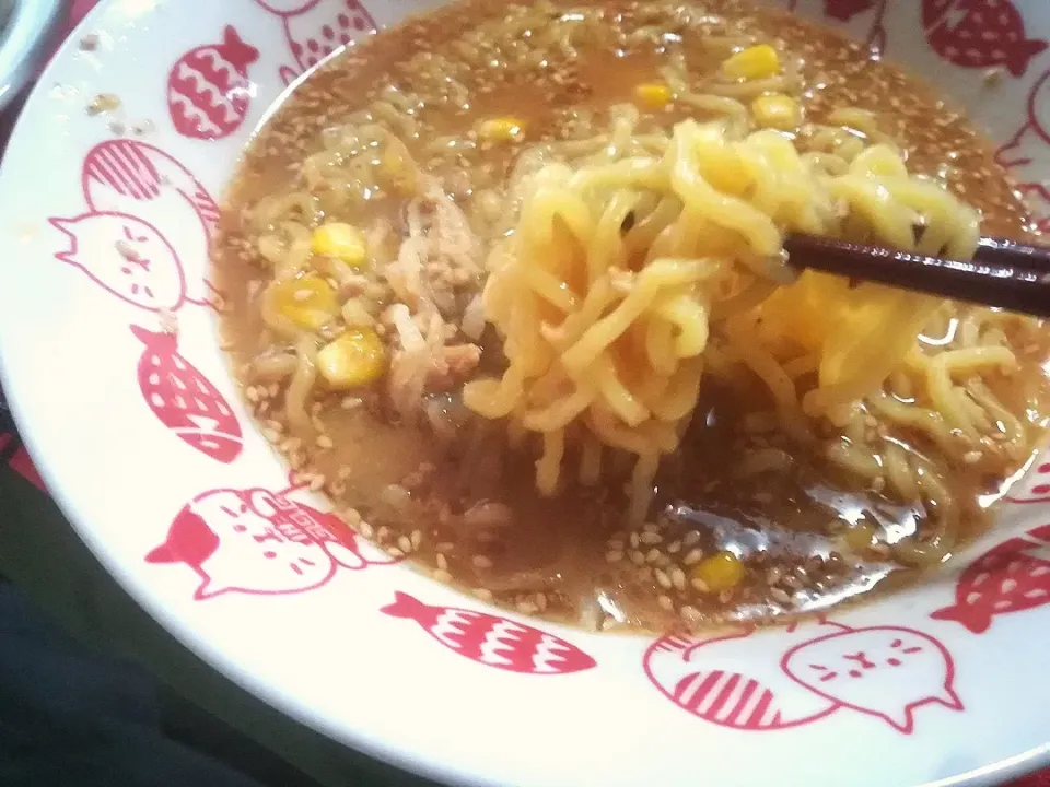 Snapdishの料理写真:ローソンんl冷凍味噌ラーメン✨
かなりコクがあって濃厚💕✨|深夜特急fさん