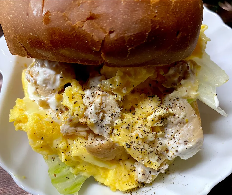 卵とチキンとレタスのサンドウィッチ🥪🥬🥚🐓|すくらんぶるえっぐさん