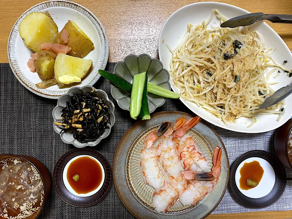 赤海老の刺身🦐、ふるさと納税明太子でめんたいじゃがバター🥔、もやしわかめナムル、祖父のきゅうり🥒、祖父の切り干し大根でひじき和え、チキンスープ|1614さん