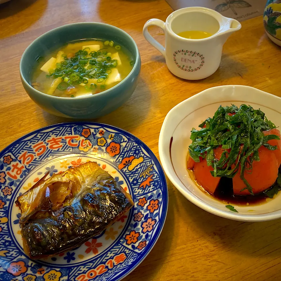 Snapdishの料理写真:焼き鯖と、トマトの紫蘇サラダと、豆腐となめこと南瓜味噌汁|もえさん