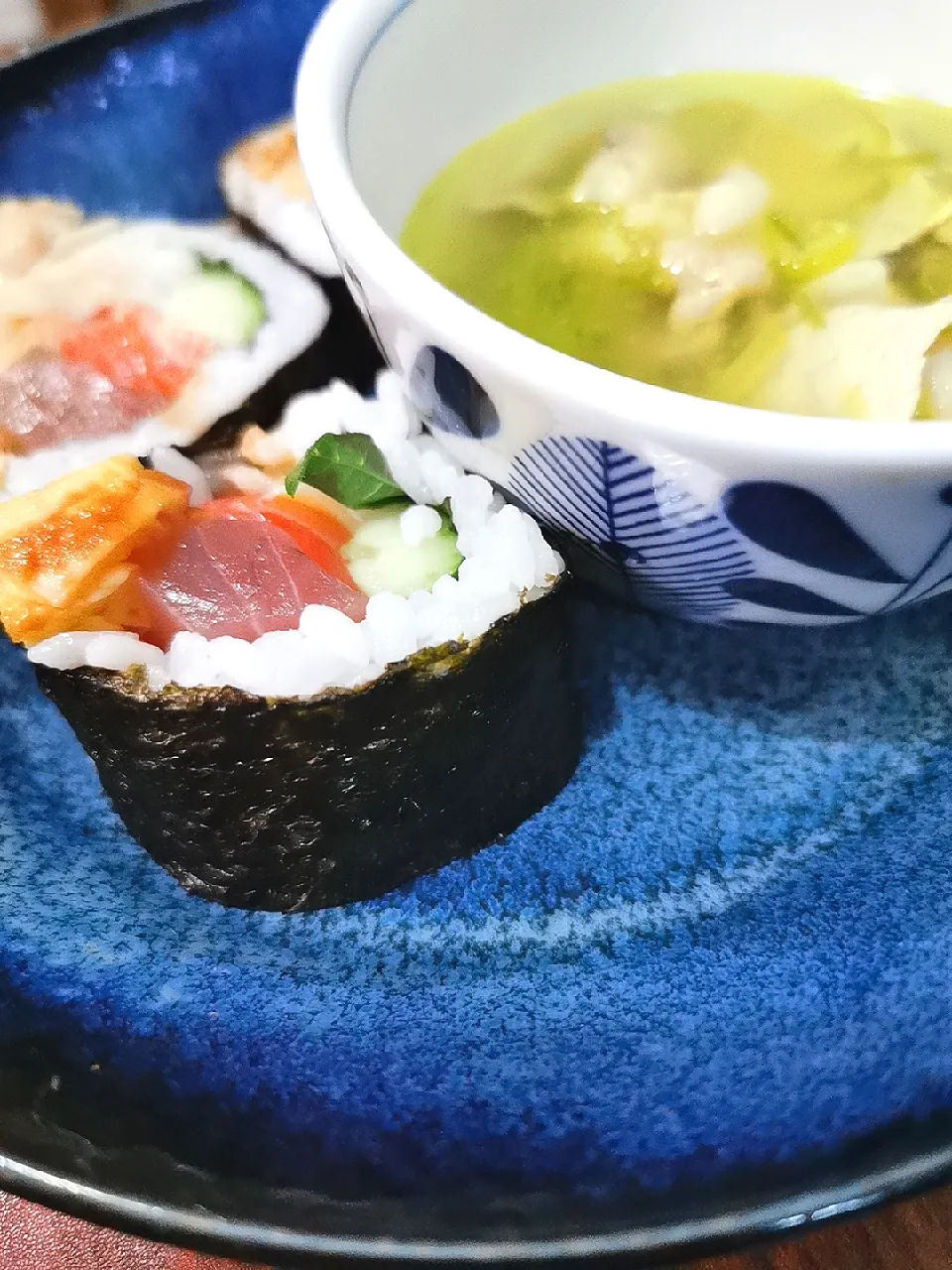 巻き寿司と野菜スープ👌🍺グ〜です😀|ペンギンさん