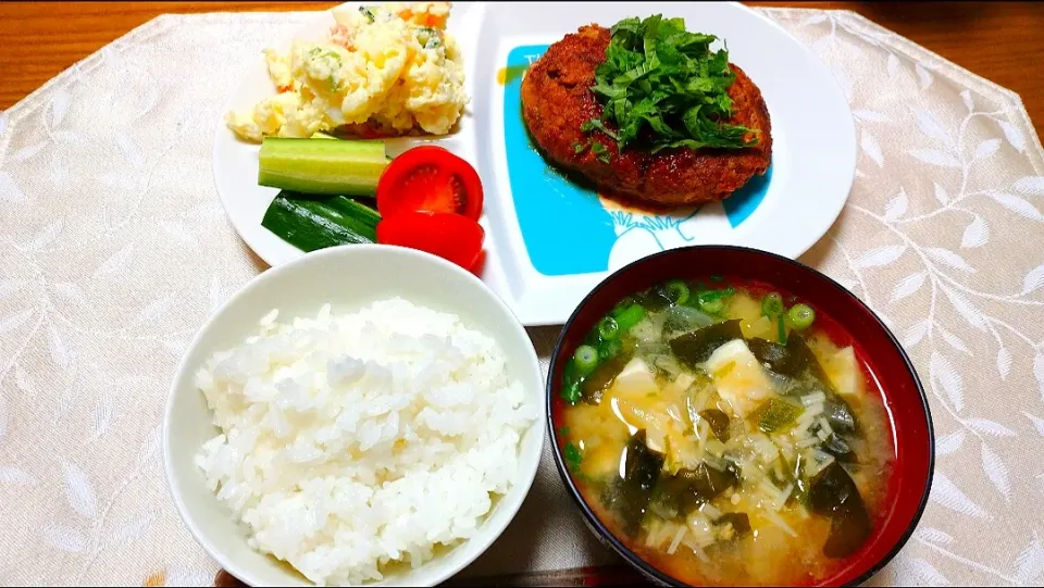 6/18の夕食🌃🍴
えのき茸入り豆腐ハンバーグ|卯月さん