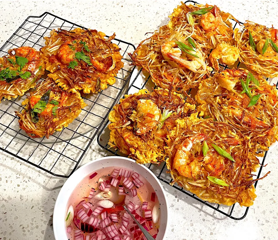 Snapdishの料理写真:Ukoy - crispy bean sprouts and shrimp fritters with vinegar dipping sauce|🌺IAnneさん