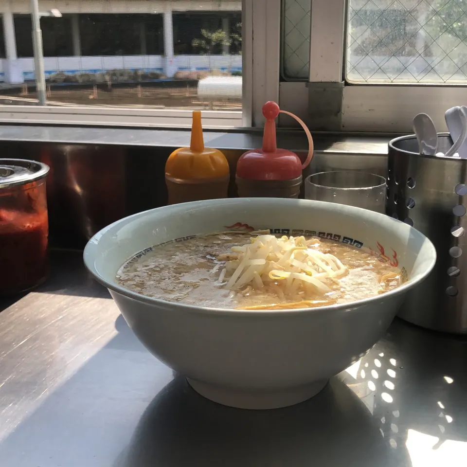 Snapdishの料理写真:今日は夏日、猛暑になりますよ、なのに　＃夜勤明け　の　＃朝ラー　元気に　＃ラーメン　汗かきして　＃ホープ軒|Hajime Sakaiさん