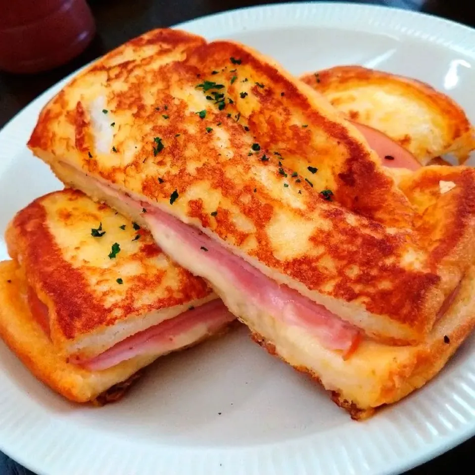 ハムとチーズのフレンチトースト🥪|じょうさん