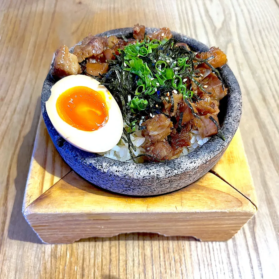 Diced char siu stone pot rice with soft boiled egg|skyblueさん