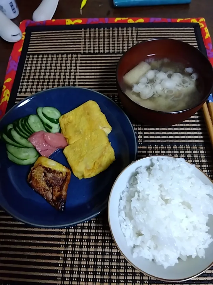 Snapdishの料理写真:銀メロ西京焼きで、朝ごはん|マスチさん