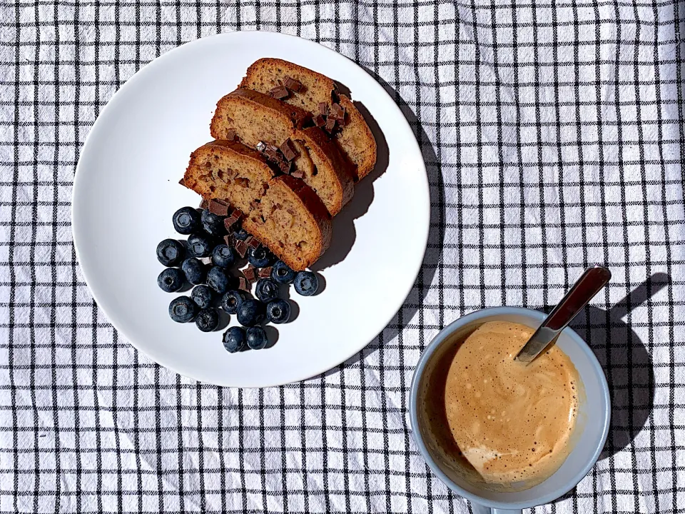 Banana bread is the best with blueberries 🫐|ajisatsanaさん