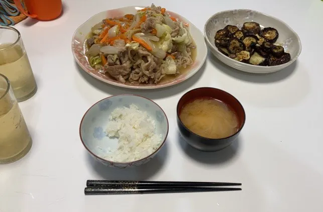 Snapdishの料理写真:父の日晩御飯は子供達がメインで作りました🤣☆野菜炒め☆焼き茄子☆みそ汁（玉葱、じゃが芋）|Saharaさん