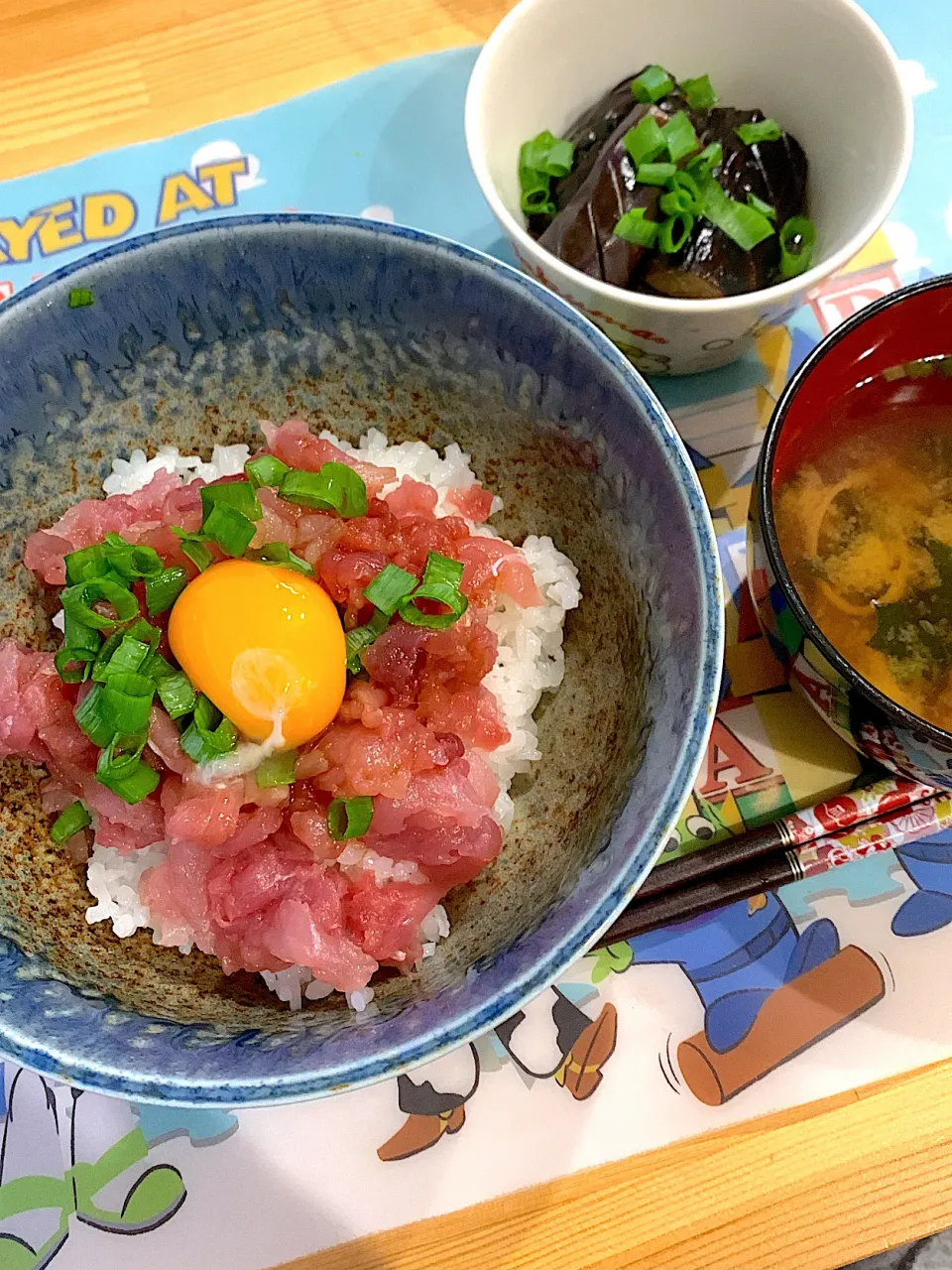 ・マグロのすきみ丼　・ナスの煮浸し　・お味噌汁|ぺろたんさん