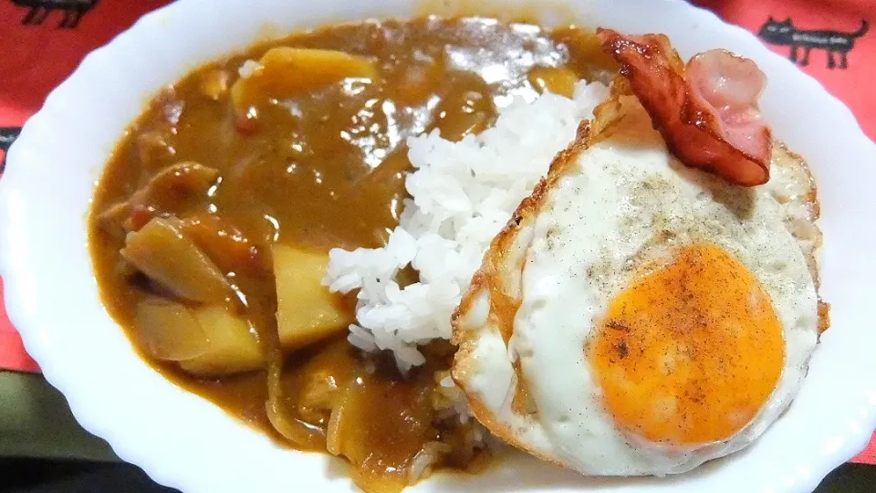 お家カレー✨
トッピングにカリカリ目玉焼きベーコン😊
ボリューミーでうまうま〜✨|深夜特急fさん