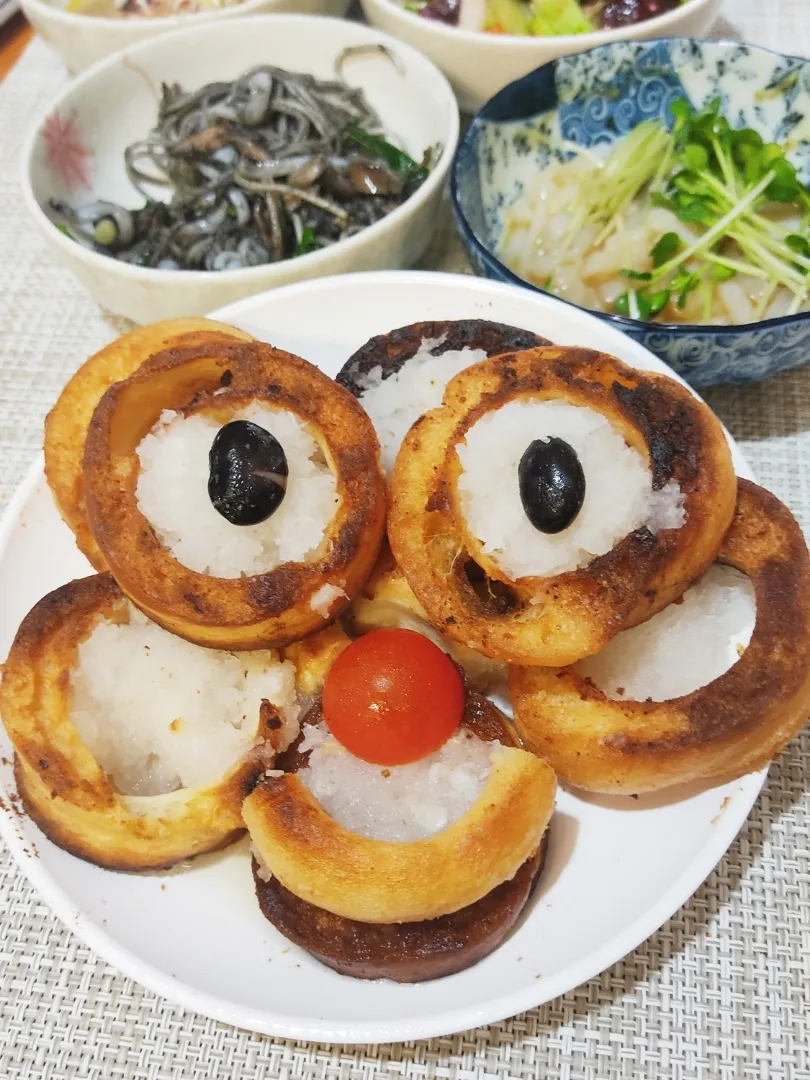 揚げくるま麩と大根おろしポン酢

くるま麩に片栗粉をまぶして油で揚げました。
熱くてサクサクのくるま麩を、おろしポン酢でいただきます。
この料理は時間が勝負。
顔なんか作っているとサクサク感がなくなってしまいます。
急がなくっちゃ。|Rピージャーさん