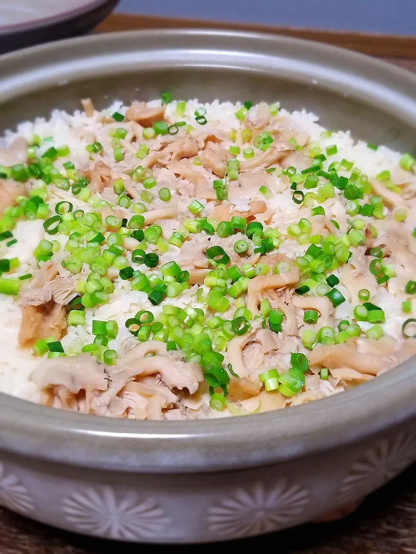 Snapdishの料理写真:パパ作👨たもぎ茸とささみ缶の土鍋ご飯|ぱんだのままんさん