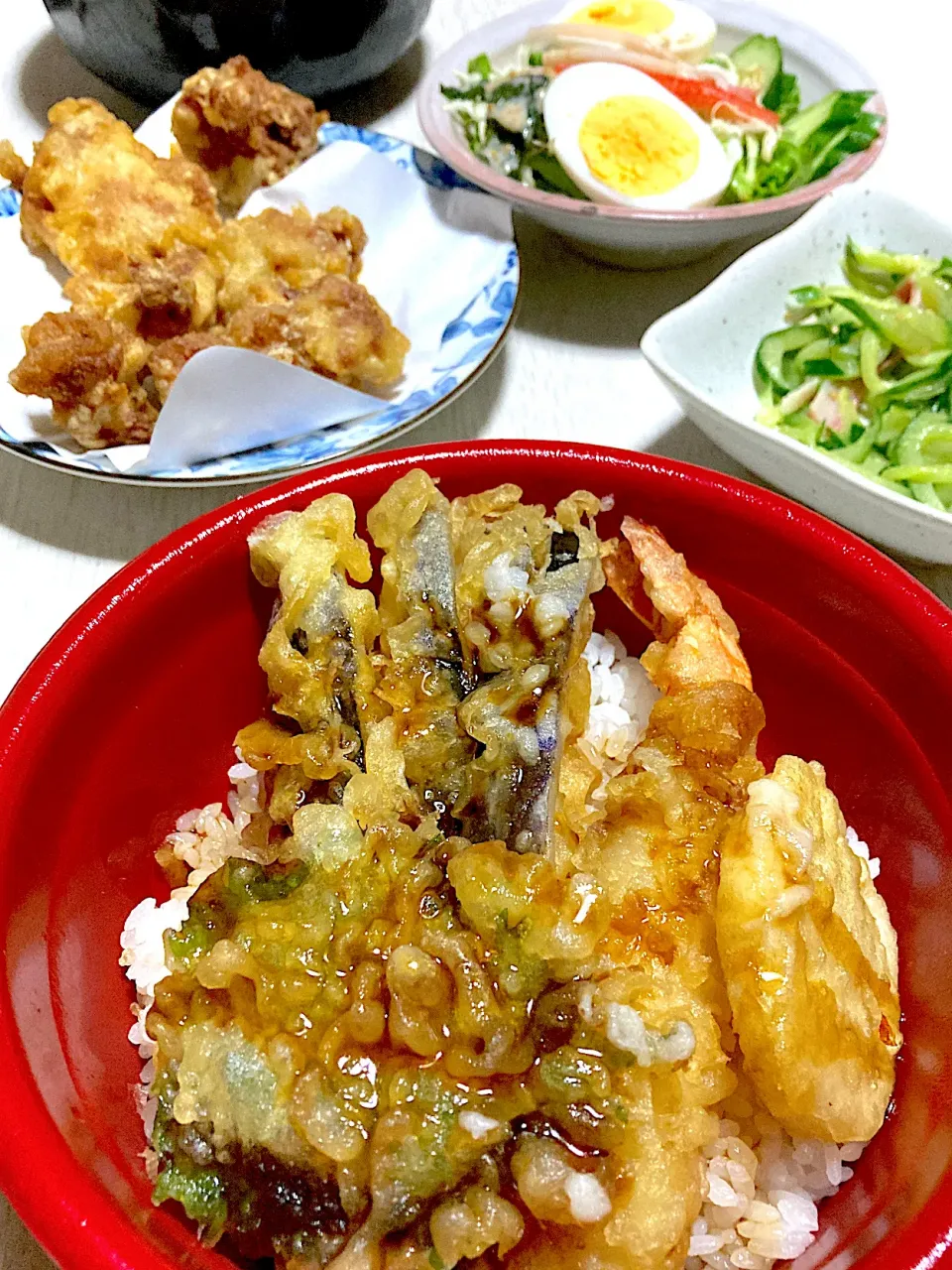 天丼、きゅうりとカニカマのごまドレあえ、ミックスサラダ、柚塩唐揚げ|Ayaさん