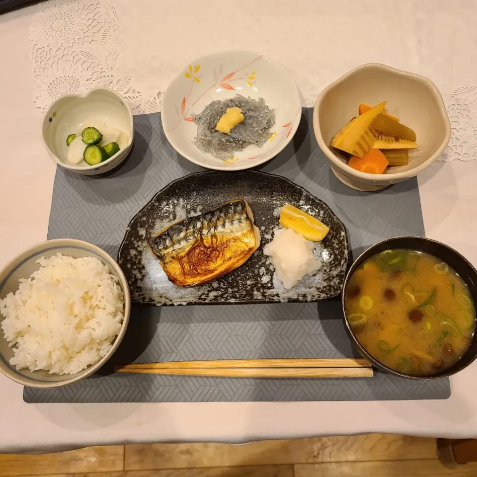 鯖の塩焼き、竹の子とふきの煮物、かぶときゅうりの漬物、生しらす、なめこの味噌汁|ともさん