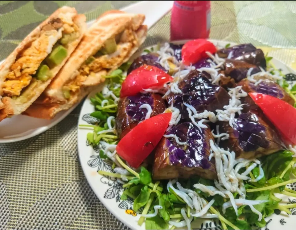 ホットサンド試作1⃣号
焼茄子じゃこサラダ|マギーさん