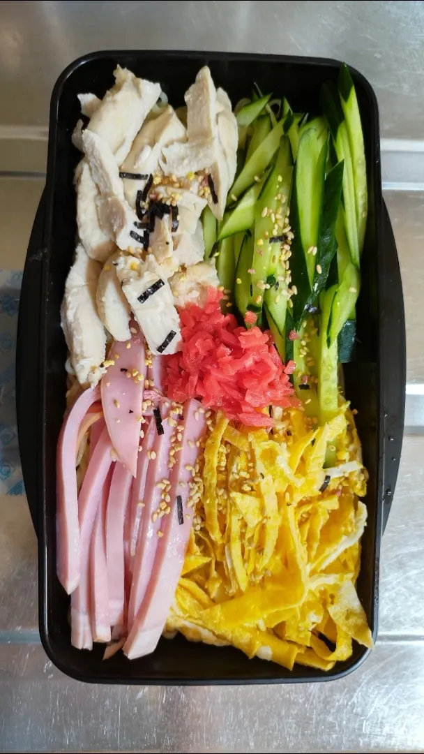 Snapdishの料理写真:旦那弁当　2022/6/20

冷やしラーメン弁当
蒸し鶏
きゅうり
錦糸玉子
ハム|ユキヨメ♪さん