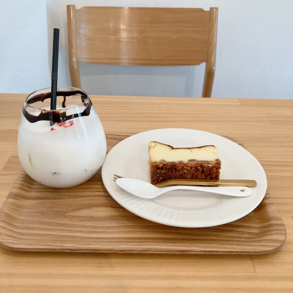 ベイクドチーズケーキとコーヒーゼリーモカ🥛|ちゃみこさん