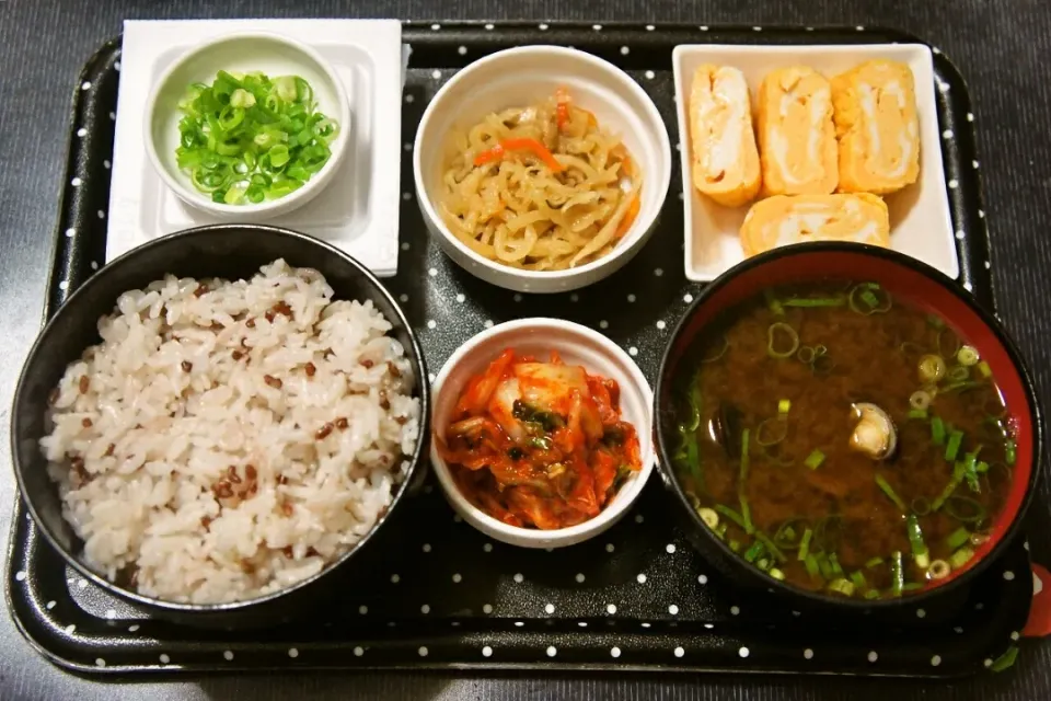 Snapdishの料理写真:今日の朝ご飯(赤米入りご飯に玉子焼き、切り干し大根、納豆、赤だしのしじみ汁、キムチ)|Mars＠釜飯作り研究中さん