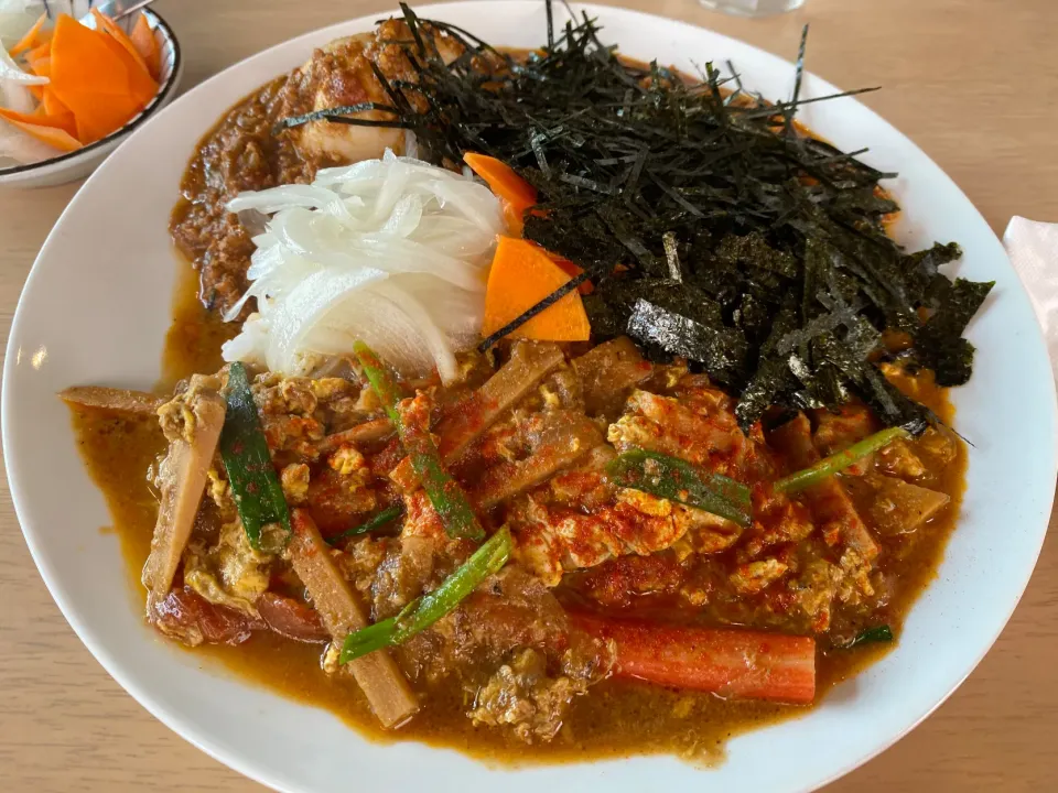 タイ風卵とじと極辛キーマクラシックのりだくのあいがけ🔥🍛、味玉トッピング🥚ピクルスマシマシ🥒|buhizouさん