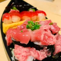 Snapdishの料理写真:マグロ寿司の舟盛り|tomomoさん