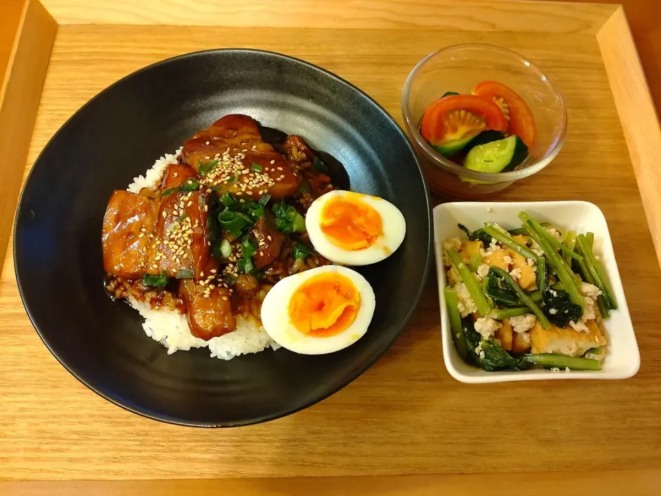 ☆豚の角煮丼
☆鶏ミンチと厚揚げ　小松菜の炒め煮
☆キュウリ＆トマト|chikakoさん