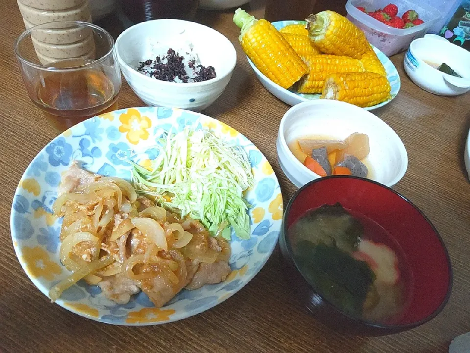 Snapdishの料理写真:豚の生姜焼き
焼きとうもろこし
わかめとお麩の味噌汁
大根とこんにゃくの煮物
苺|尚さん