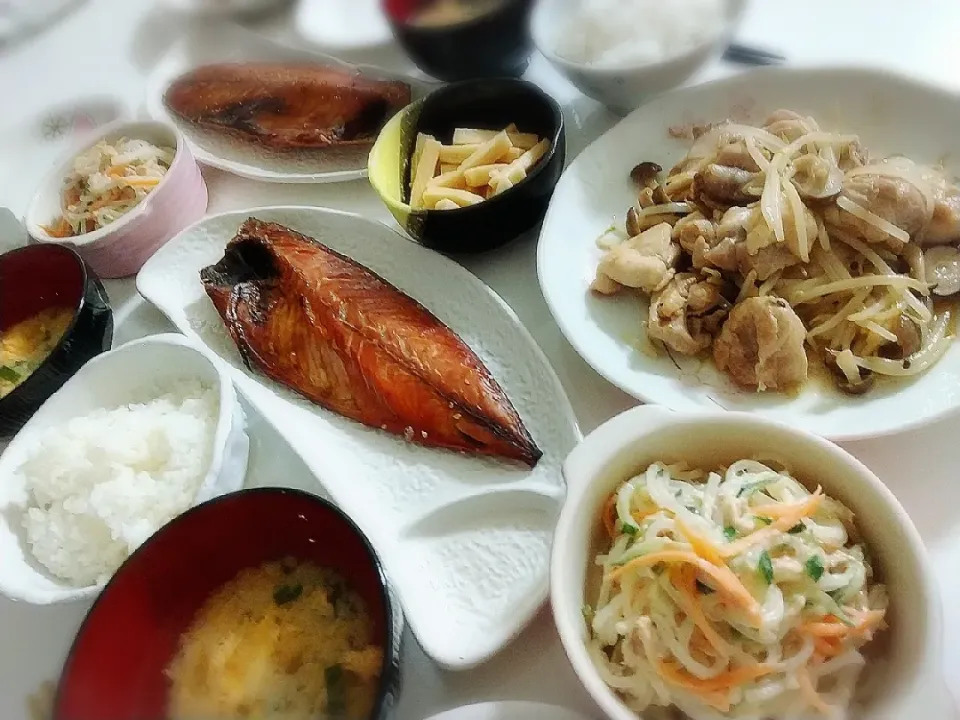 夕食(*^^*)
鶏ももともやしとしめじの塩炒め
鯖みりん焼
春雨サラダ(きゅうり、にんじん、ツナ)
長芋の漬け物
お味噌汁(ニラ、卵)|プリン☆さん